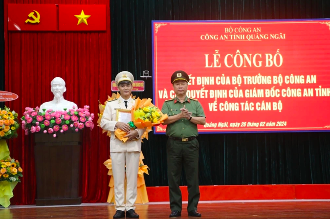Giám đốc Công an Quảng Ngãi Phan Công Bình (bên phải) trao quyết định bổ nhiệm cho Đại tá Võ Văn Mai (Ảnh: Công an Quảng Ngãi).