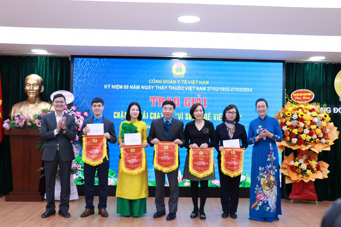 Đồng chí Phạm Thanh Bình, Chủ tịch Công đoàn Y tế Việt Nam trao cờ tặng các cá nhân đạt thành tích cao chặng 1 Giải chạy bộ “Vì sức khỏe Việt Nam”.