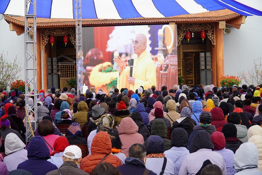 Hơn 2.000 người tham gia nghe giảng pháp tại chùa Long Hưng