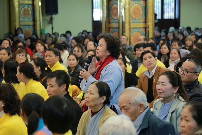 Hơn 2.000 người tham gia nghe giảng pháp tại chùa Long Hưng