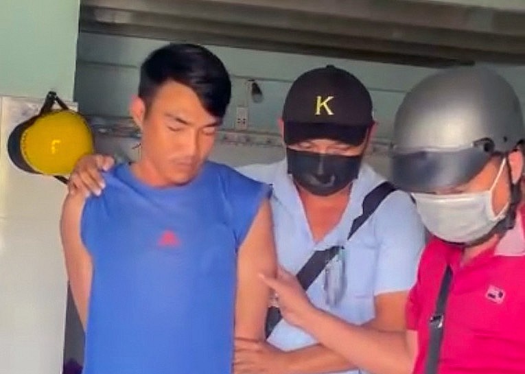 Đối tượng Trần Kim Tử Long (áo xanh) bị bắt giữ. Ảnh: Công an Vĩnh Long 