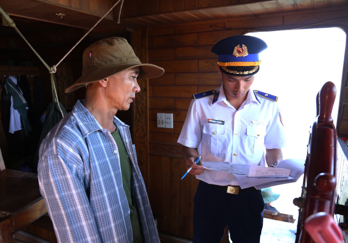 Vũng Tàu: Cảnh sát biển bắt giữ tàu chở cát trái phép