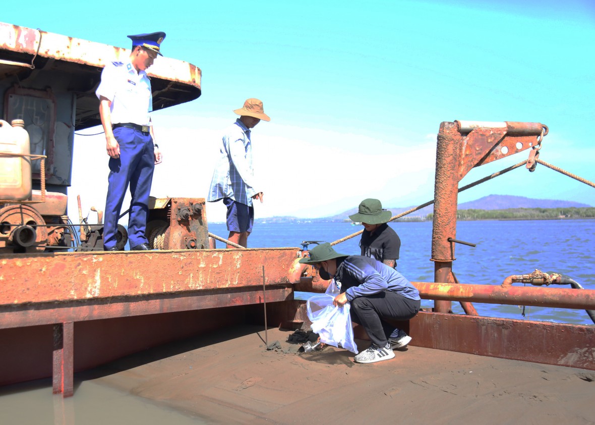 Vũng Tàu: Cảnh sát biển bắt giữ tàu chở cát trái phép