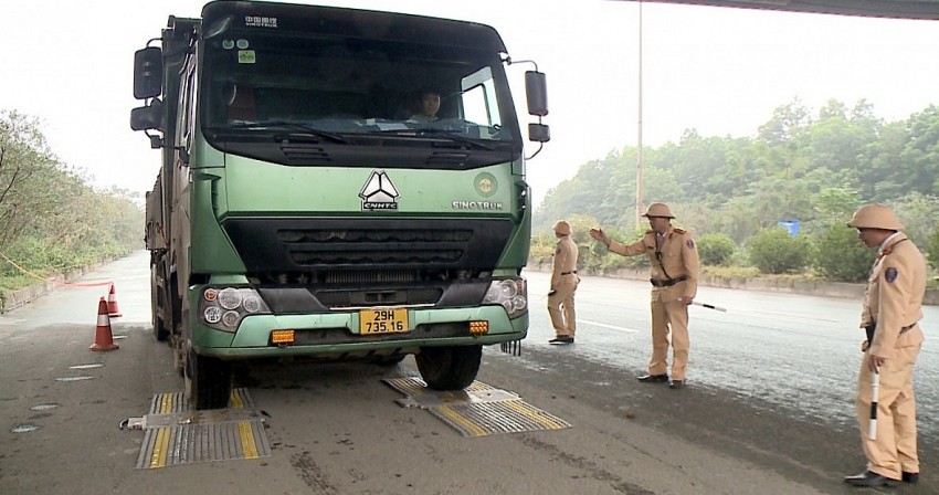 Cảnh sát giao thông kiểm soát tải trọng phương tiện trên các tuyến Quốc lộ.