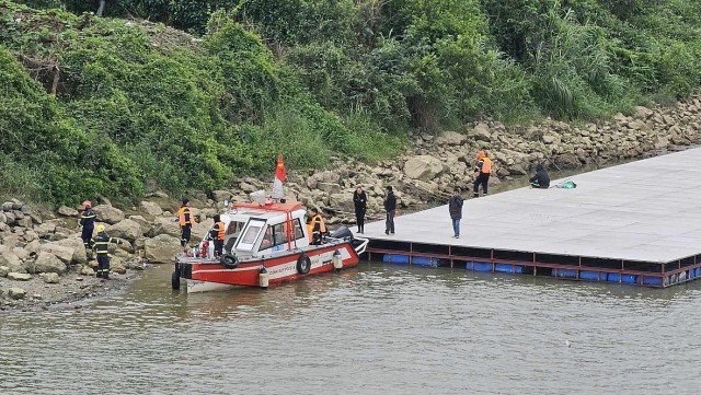 Công an quận Long Biên lập hồ sơ để xử lý vụ vợ tung tin nhảy cầu Đông Trù