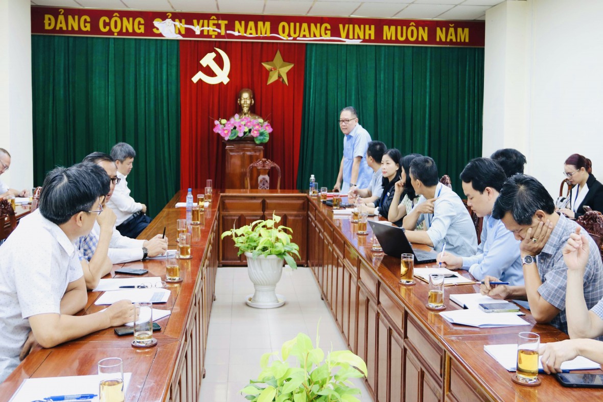 Chánh Văn phòng UBND tỉnh Đồng Nai Nguyễn Kim Long phát biểu tại cuộc họp.