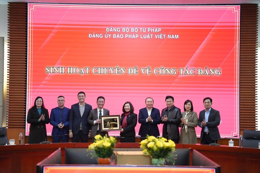 Đảng bộ Báo Pháp luật Việt Nam sinh hoạt chuyên đề tại Hải Phòng