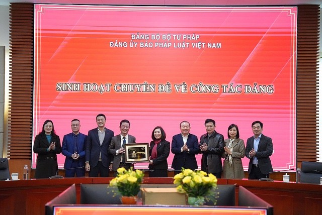 Đảng bộ Báo Pháp luật Việt Nam sinh hoạt chuyên đề tại Hải Phòng