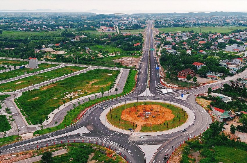 Phó Thủ tướng Trần Hồng Hà vừa ký Quyết định phân cấp UBND một số tỉnh làm cơ quan chủ quản đầu tư dự án đường bộ. (Hình ảnh mang tính chất minh hoạ).