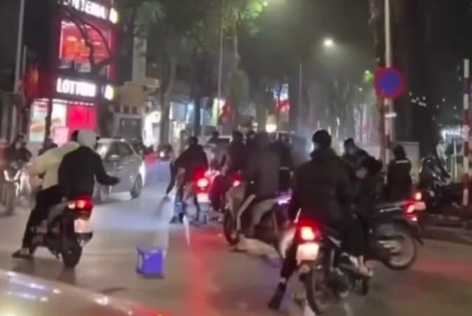 Nhóm thanh niên dùng ghế, gậy đánh một người gây náo loạn phố Phạm Đình Hổ vào tối ngày 3/3.