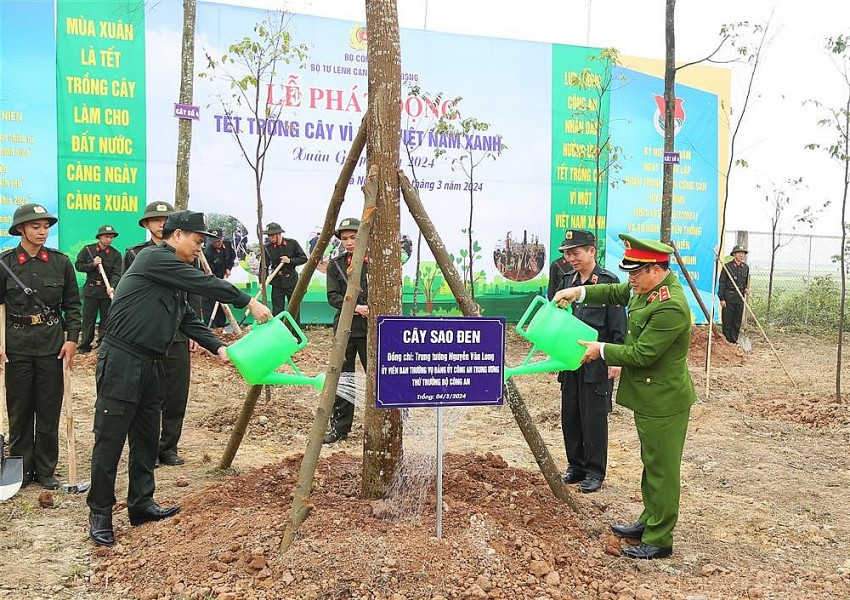 Thứ trưởng Nguyễn Văn Long cùng các đại biểu trồng cây tại khuôn viên Trung tâm Huấn luyện và bồi dưỡng nghiệp vụ I (Bộ Tư lệnh CSCĐ).