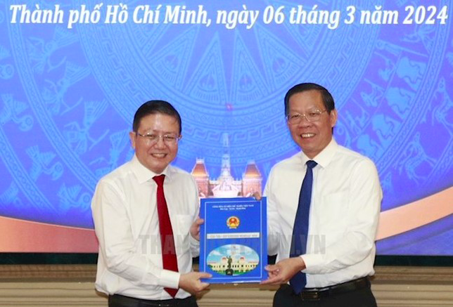 Ông Nguyễn Bắc Nam tân Phó Giám đốc Sở Nội vụ TP HCM nhận quyết dịnh từ chủ tịch UBND TP Phan Văn Mãi.