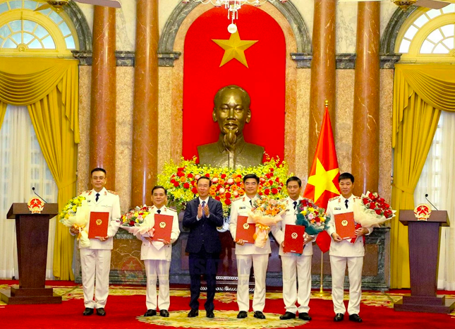 Chủ tịch nước Võ Văn Thưởng trao quyết định cho 5 nhân sự được bổ nhiệm. 