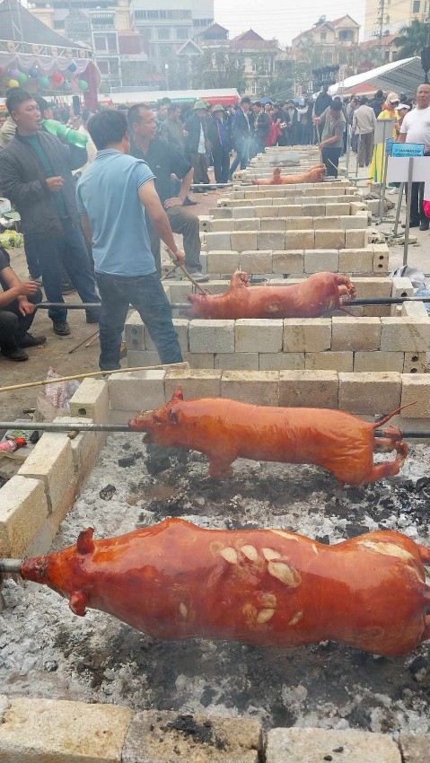 Lợn quay là đặc sản được ưa thích tại lễ hội năm nay.