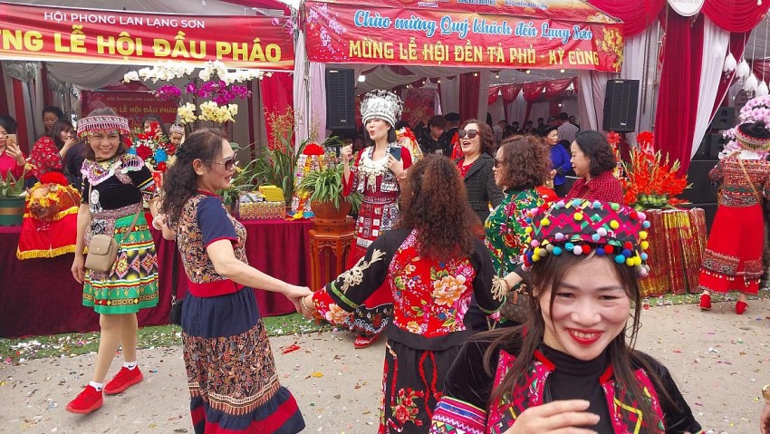Người dân Lạng Sơn diện váy áo đi dự hội