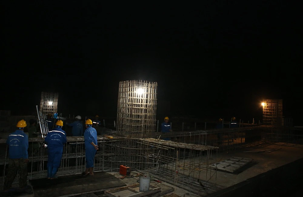 Các công nhân làm xuyên đêm trên công trường đường dây 500 kV mạch 3 - Ảnh: Báo Giao thông