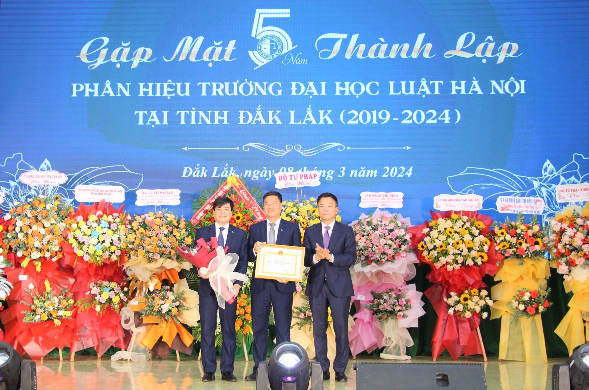 Bộ trưởng Lê Thành Long dự kỷ niệm 5 năm thành lập Trường Đại học Luật Hà Nội phân hiệu tại Đắk Lắk - Ảnh 4.