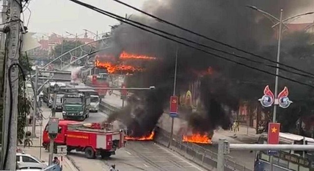 Nghệ An: Cháy cổng chào trên Quốc lộ 1A tại huyện Quỳnh Lưu