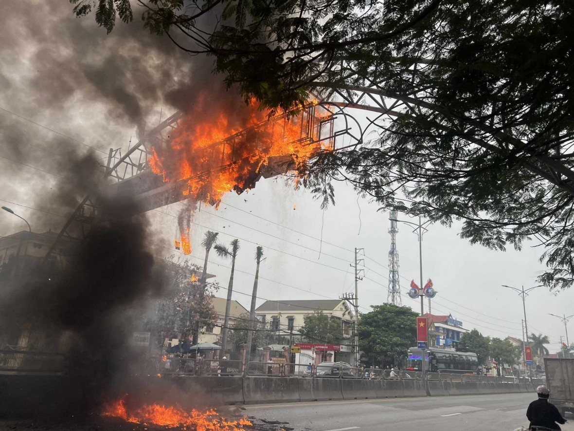 Nghệ An: Cháy cổng chào trên Quốc lộ 1A tại huyện Quỳnh Lưu