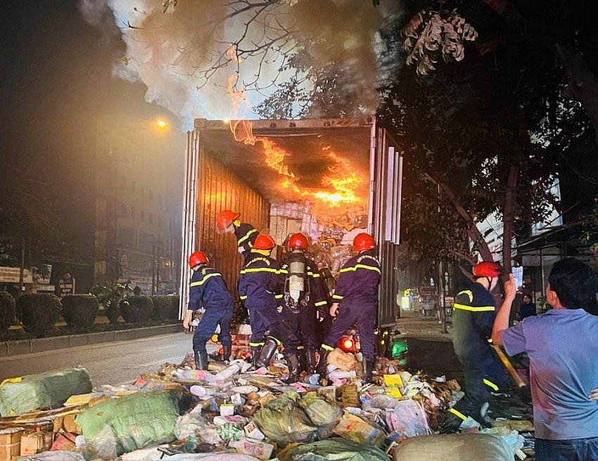 Cảnh sát PCCC cứu hàng hoá, kịp thời dập tắt đám cháy xe container trong đêm.