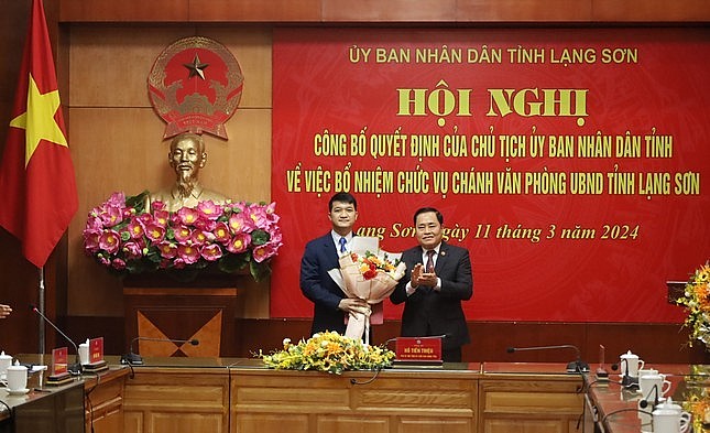 Ông Trịnh Tiến Duy (bìa trái) nhận Quyết định, hoa chúc mừng của lãnh đạo UBND tỉnh Lạng Sơn về làm Chánh văn phòng UBND tỉnh.