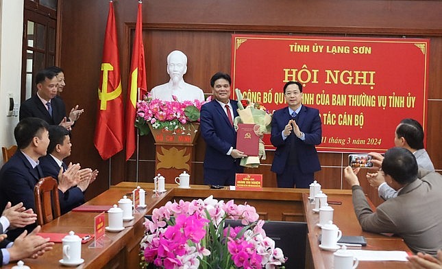 Ông Nguyễn Thanh Sơn (bìa trái) nhận quyết định bổ nhiệm giữ chức Phó ban Nội chính Tỉnh ủy Lạng Sơn 
