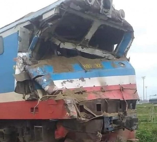 Nghệ An: Tai nạn giao thông khiến tàu hỏa và xe chở cát bị biến dạng phần đầu