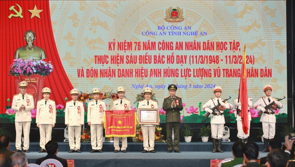 Đại tướng Tô Lâm trao tặng danh hiệu Anh hùng Lực lượng vũ trang nhân dân cho Công an tỉnh Nghệ An.
