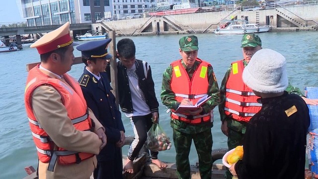 Quảng Ninh: Xử lý phương tiện đeo bám để bán hàng rong trên vịnh Hạ Long