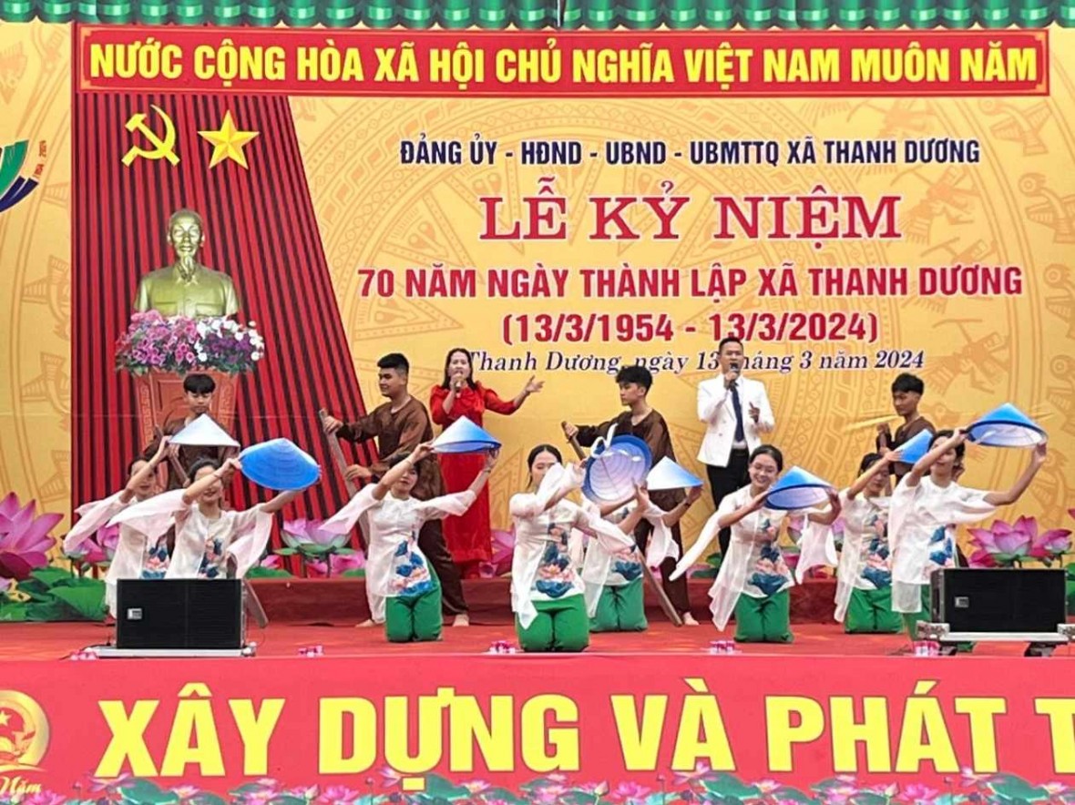 Văn nghệ chào mừng Lễ kỷ niệm.