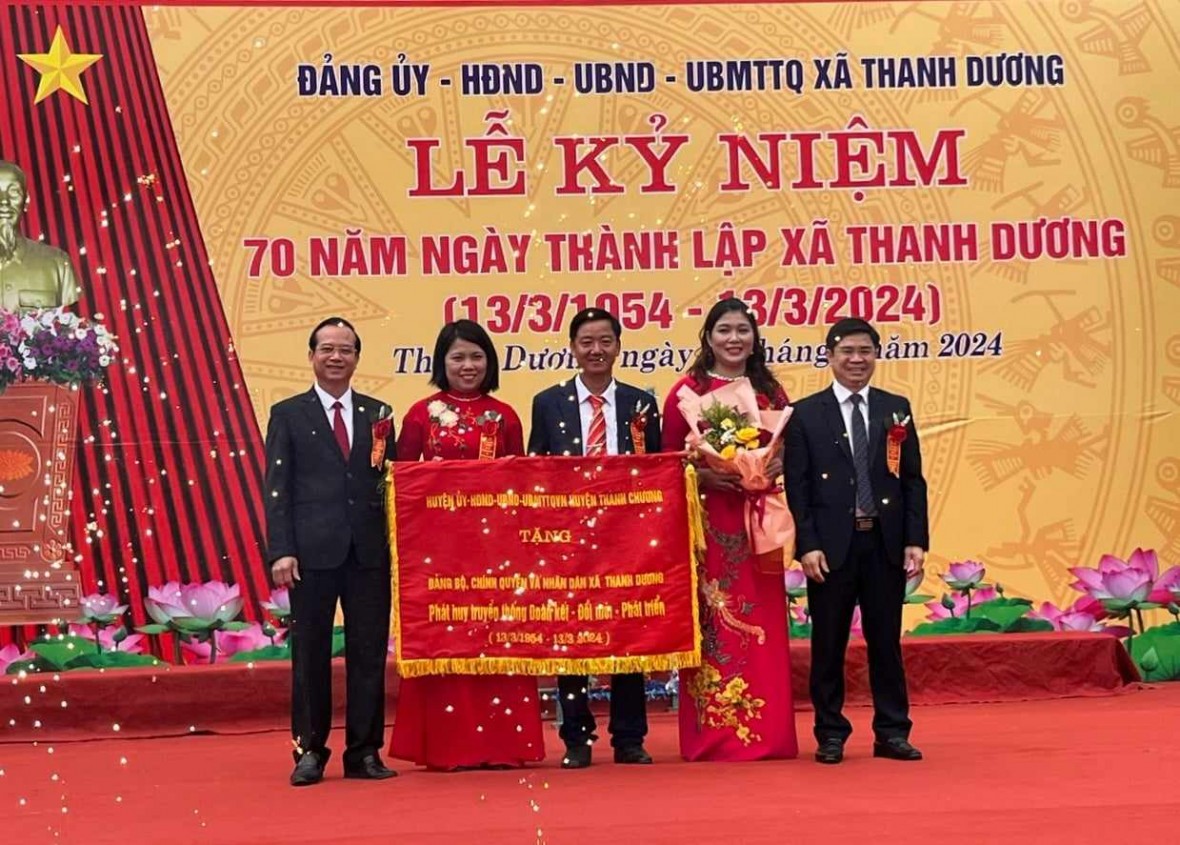 Lãnh đạo huyện Thanh Chương chúc mừng xã Thanh Dương nhân kỷ niệm 70 năm thành lập.