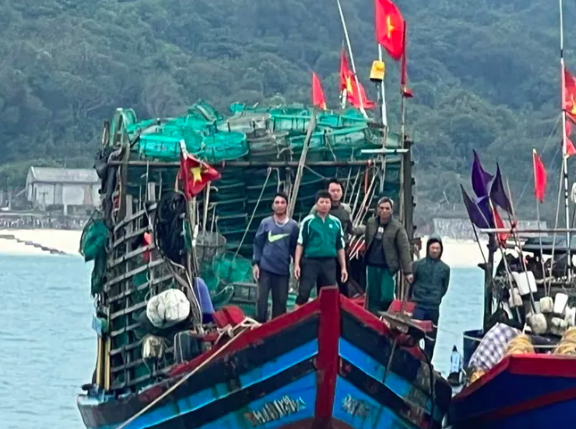 5 thuyền viên được cứu hộ an toàn trên biển Vân Đồn. (Ảnh: Xuân Hùng)