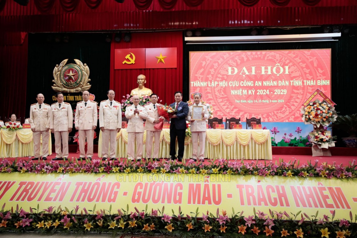 Chủ tịch UBND tỉnh Thái Bình Nguyễn Khắc Thận trao quyết định của UBND tỉnh về việc cho phép thành lập hội cựu CAND tỉnh Thái Bình.