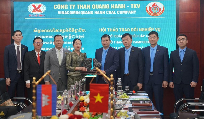 Bà Sok vilay cũng đại diện đoàn Bộ thanh tra Campuchia trao tặng quà kỷ niệm( Đặc trưng riêng của nước Campuchia) cho Ban lãnh đạo Công ty than Quang Hanh.