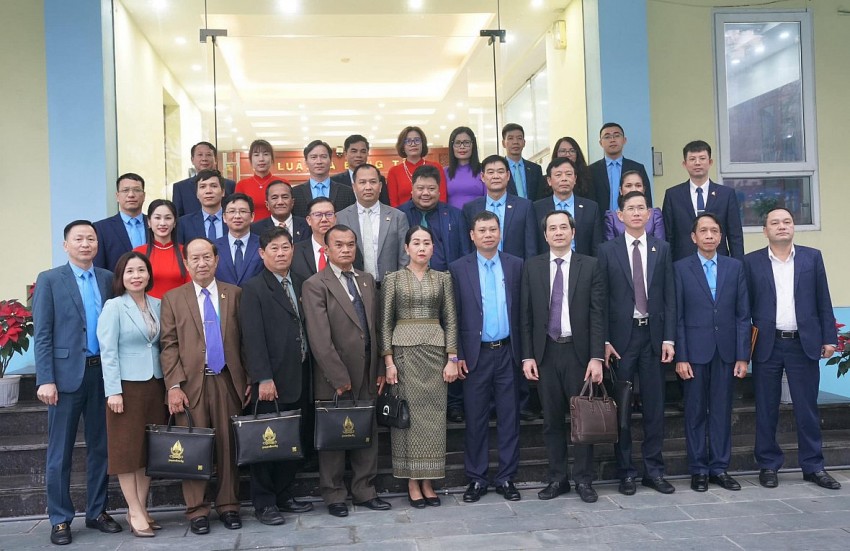 Đoàn đại biểu cao cấp Bộ Thanh tra Campuchia chụp ảnh lưu niệm cùng lãnh đạo Tập đoàn Than TKV cũng như ban lãnh đạo Công ty Than Quang Hanh.