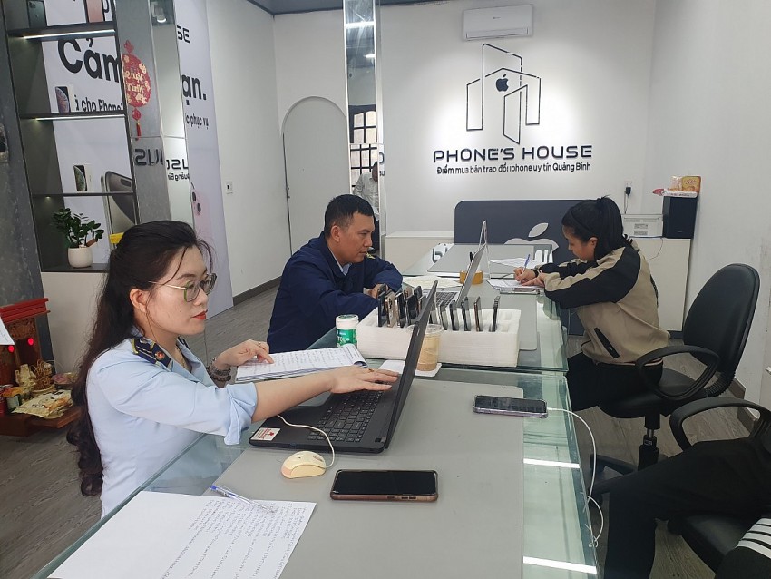 Phát hiện, tạm giữ 13 điện thoại Iphone tại cửa hàng PHONE’S HOUSE. Ảnh Cục QLTT Quảng Bình