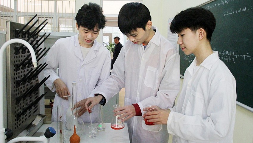 Học sinh trường THPT Chuyên Bắc Giang thực hiện dự án khoa học kỹ thuật tại phòng thí nghiệm. (ảnh: Minh Thu)