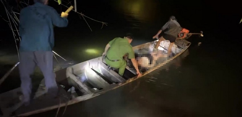 Lực lượng chức năng đang đưa thi thể 1 nạn nhân ở tỉnh Bình Phước lên bờ.