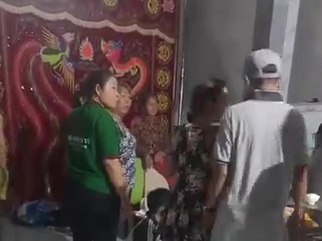 Người dân đang lo hậu sự cho 2 em ở phường Phước Tân.