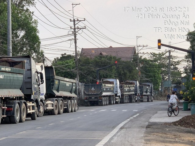 Xử lý nhiều xe ben đỗ ngược chiều trên đường Đinh Quang Ân, TP Biên Hòa