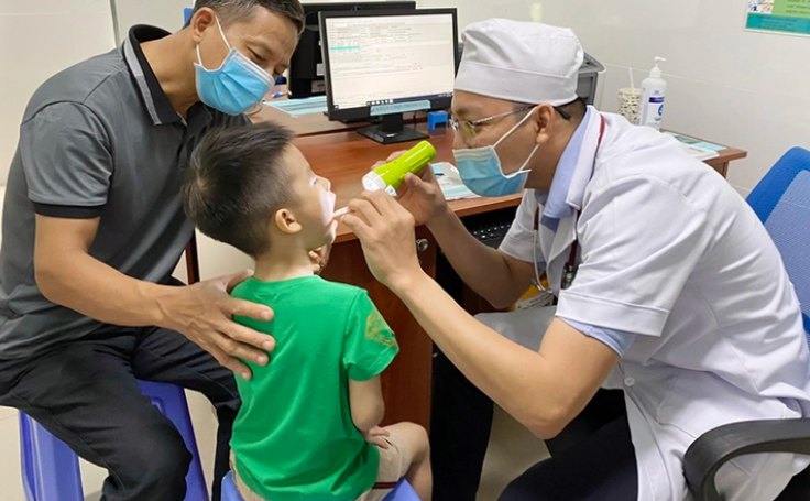 Trẻ nhỏ phải đến viện do các bệnh về đường hô hấp đang có xu hướng gia tăng.
