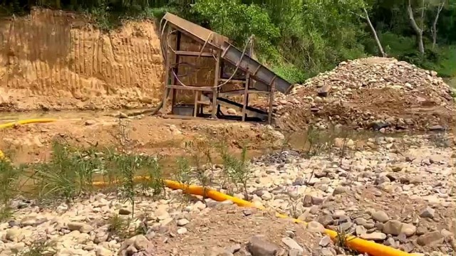 Bắt quả tang 11 đối tượng khai thác vàng trái phép tại Đắk Lắk