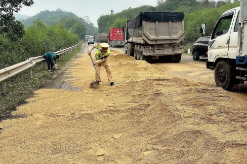 Nghệ An: CSGT kịp thời khắc phục sự cố dầu loang trên đường