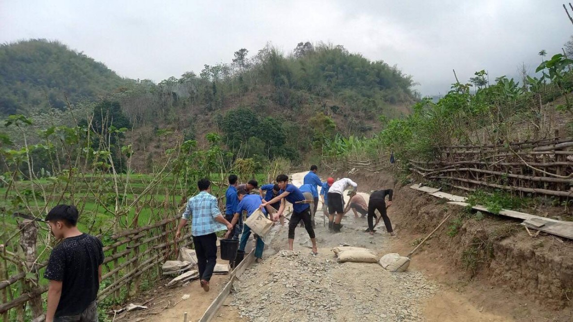 Đoàn viên thanh niên huyện Tương Dương giúp người dân xã Lưu Kiền xây dựng đoạn đường bê tông liên thôn