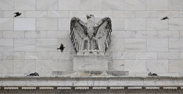 Fed giữ nguyên lãi suất, Dow Jones tăng 400 điểm
