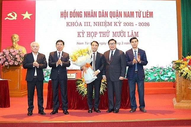 Thường trực Quận ủy Nam Từ Liêm tặng hoa chúc mừng tân Phó Chủ tịch UBND quận Phùng Ngọc Sơn (Ảnh: Cổng thông tin điện tử quận Nam Từ Liêm)