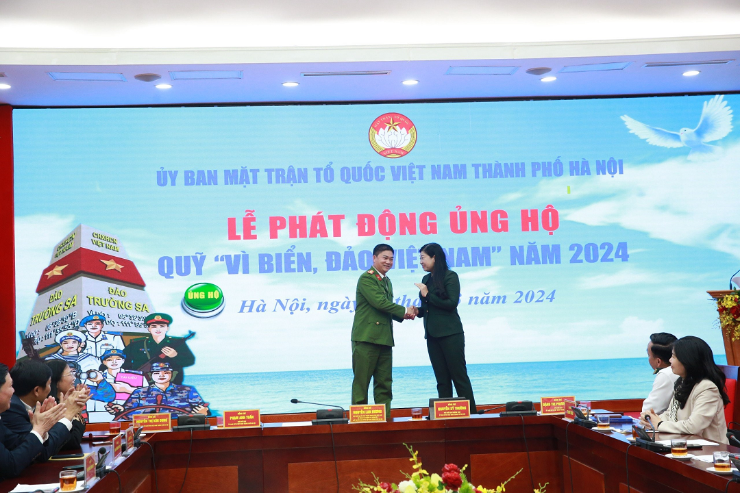 Công an thành phố Hà Nội ủng hộ quỹ 