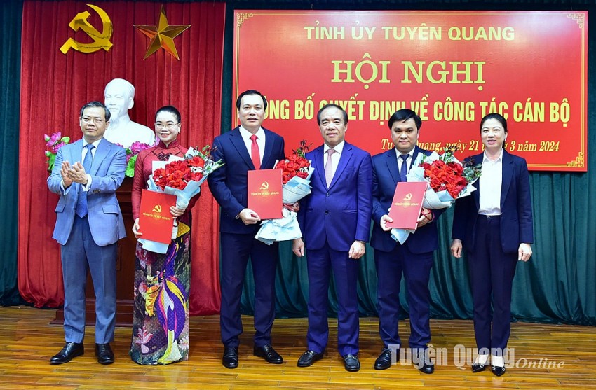Bí thư Tỉnh ủy Tuyên Quang Chẩu Văn Lâm trao quyết định cho các cán bộ. Ảnh: CTTĐT tỉnh Tuyên Quang.
