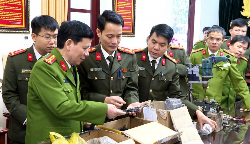Công an tỉnh Thanh Hóa vừa triệt phá chuyên án chế tạo, tàng trữ, mua bán trái phép vũ khí quân dụng liên tỉnh quy mô lớn...