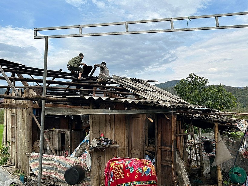 Người dân đang sửa mái nhà bếp sau khi mưa đá gây hư hại (Ảnh CTV)